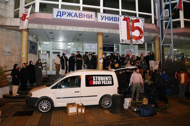 Studenti iz Novog Pazara krenuli su automobilima za Kraljevo, odakle će pješke nastaviti za Kragujevac