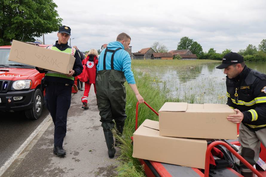 Karlovac: Vatrogasci i Crveni križ dostavljaju kruh građanima koji su u svojim kućama