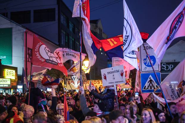 Novi Pazar: Tisu&cacute;e ljudi do&ccaron;ekalo je uz vatromet bicikliste koji su iz Novog Sada krenuli prije dva dana kako bi se pridruzili studentima DUNP-a