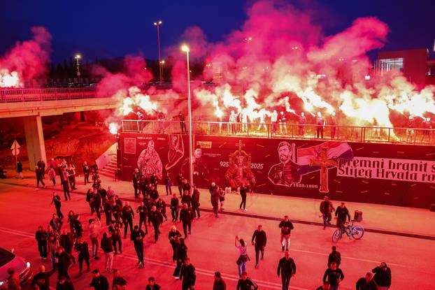 Split: Torcida i HOS zapalili bengalke povodom 35. obljetnice HOS-a