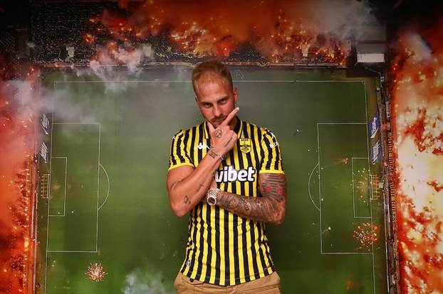 FOTO Atraktivna pjevačica preko noći nestala sa scene. Srpski nogometaš dao joj je ultimatum