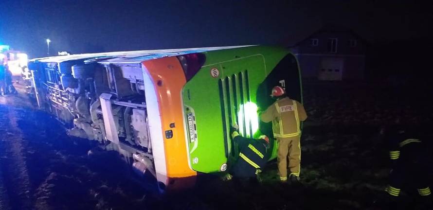 Kod Bedenice se prevrnuo bus