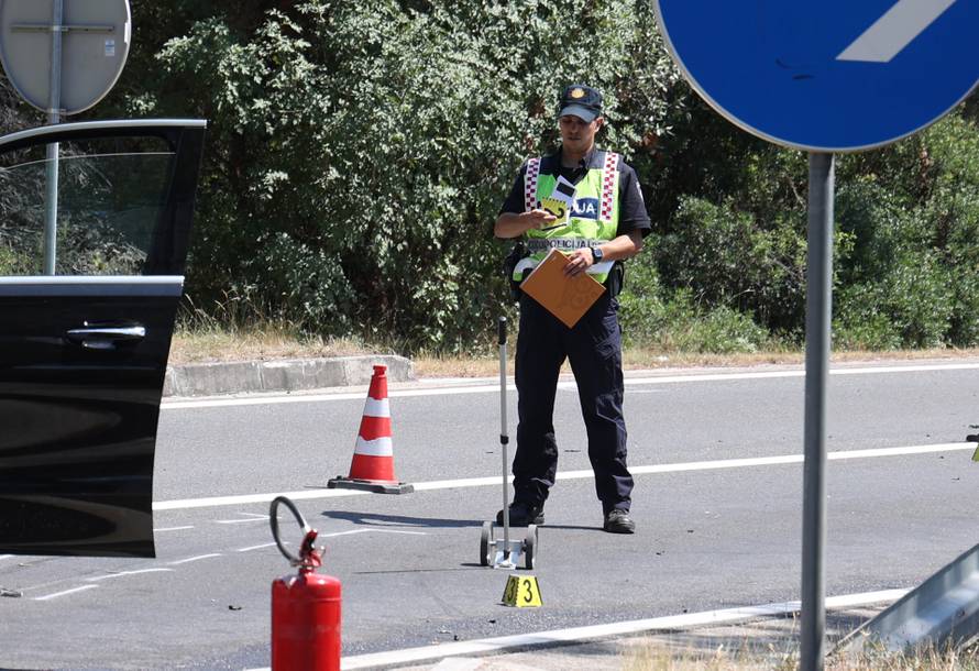 Šibenik: Sudar automobila i vozila saniteta kod Morinjskog mosta, šest osoba prevezeno u bolnicu 