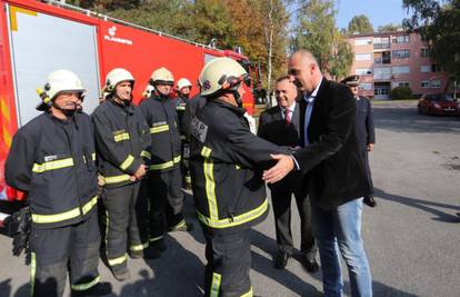 Ministar vatrogascima predao cisternu pa se vozio uz sirene