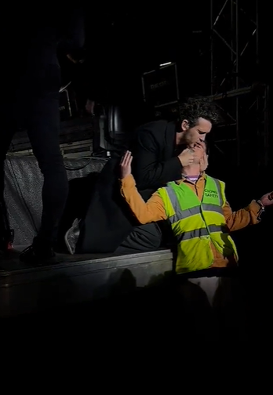 Dečko Taylor Swift poljubio je zaštitara tijekom koncerta u Danskoj: Ovo mu nije prvi put