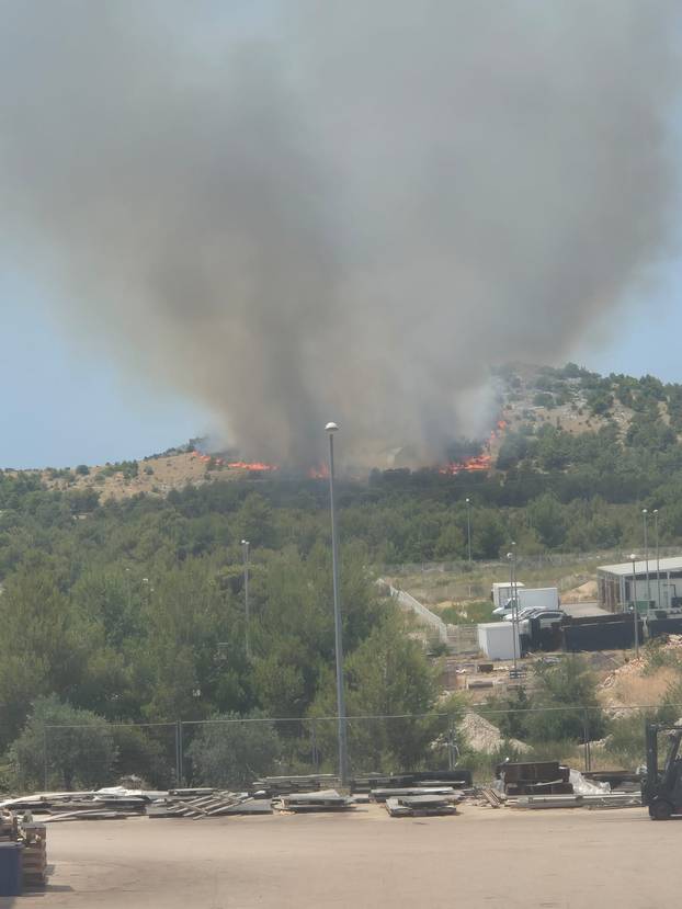 FOTO Veliki požar u Šibeniku: 'Na terenu su sve vatrogasne snage, digli smo i kanadere'