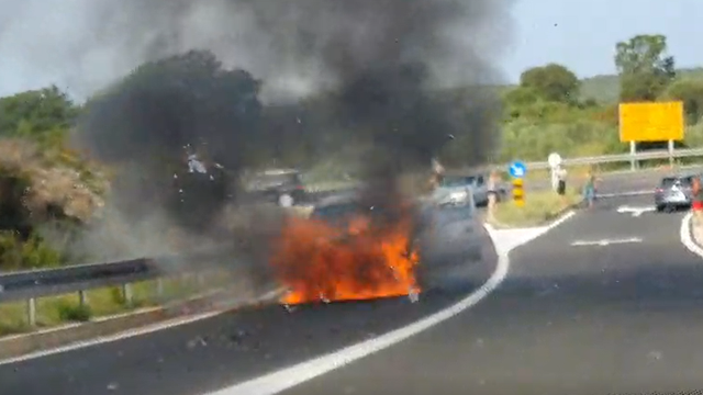 Zapalio se auto na zadarskoj brzoj cesti: 'U trenu je planuo'