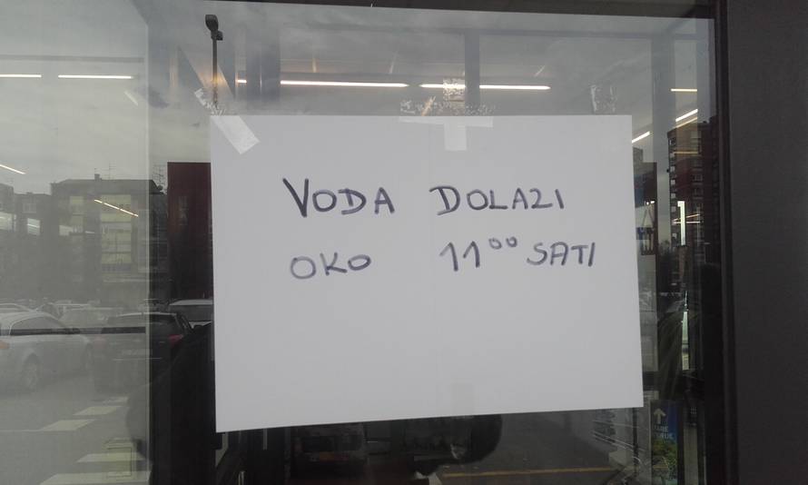 'Premijeru, pije li vaše dijete flaširanu vodu? Učinite nešto!'