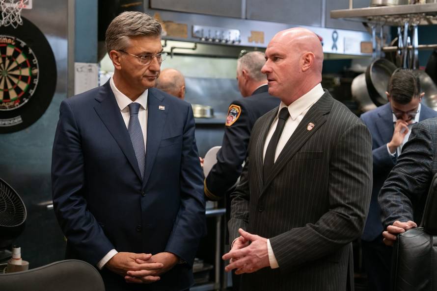Premijer Plenković posjetio je vatrogasce u New Yorku, pa ostavio ruže za žrtve terorizma