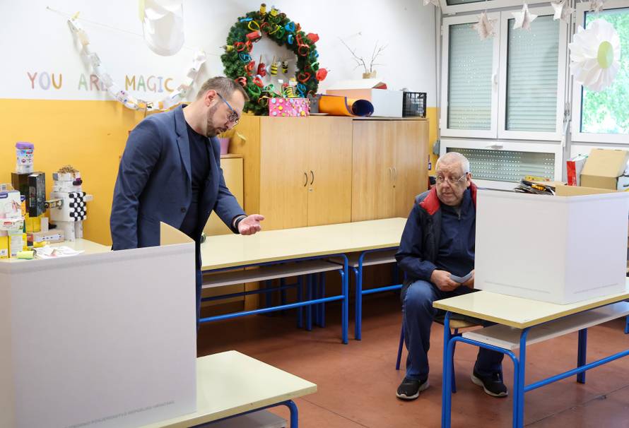Zagreb: Kandidat za gradonačelnika Tomislav Tomašević glasovao u drugom krugu lokalnih izbora