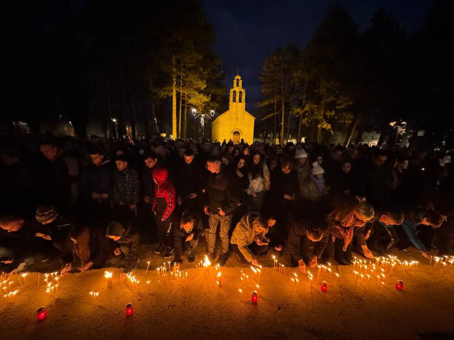 VIDEO Tuga na Cetinju: Stotine ljudi pale svijeće za 12 žrtava masakra Ace Martinovića