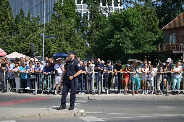 Zagreb: Građani se okupljaju duž trase vojnog mimohoda
