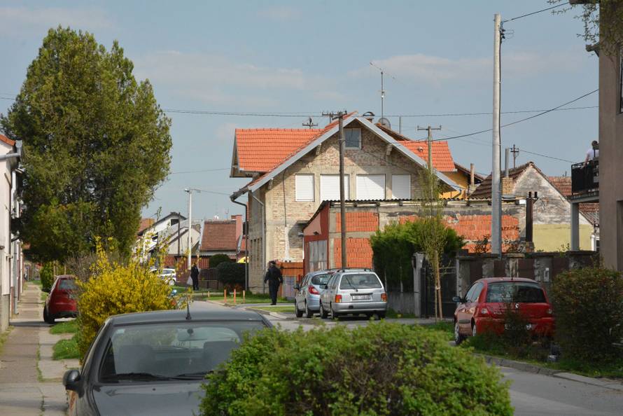 Policija mu je oduzela pištolj pa se popeo na krov: 'Ja ne idem!'