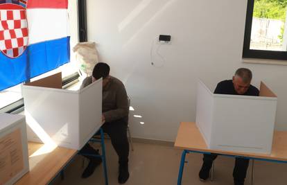 Kaos. Kod Sinja porazbijao kutije. HDZ-ovcima razbili brave u stranačkoj prostoriji