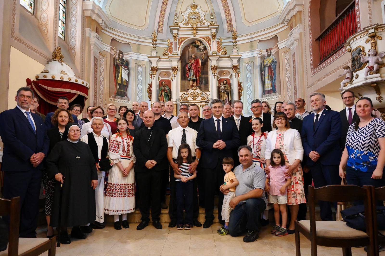 FOTO Plenković sa šeširom u Srijemskoj Mitrovici, pogledajte kako su ga dočekali u Srbiji