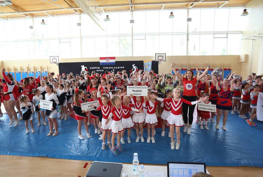 Navijačice u Zagrebu: Hrvatske plesačice zapalile su metropolu