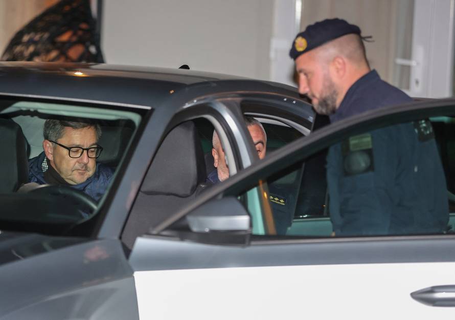 Zagreb: Izlazak Andrije Mikulića i inspektora iz kuće nakon opsežne pretrage