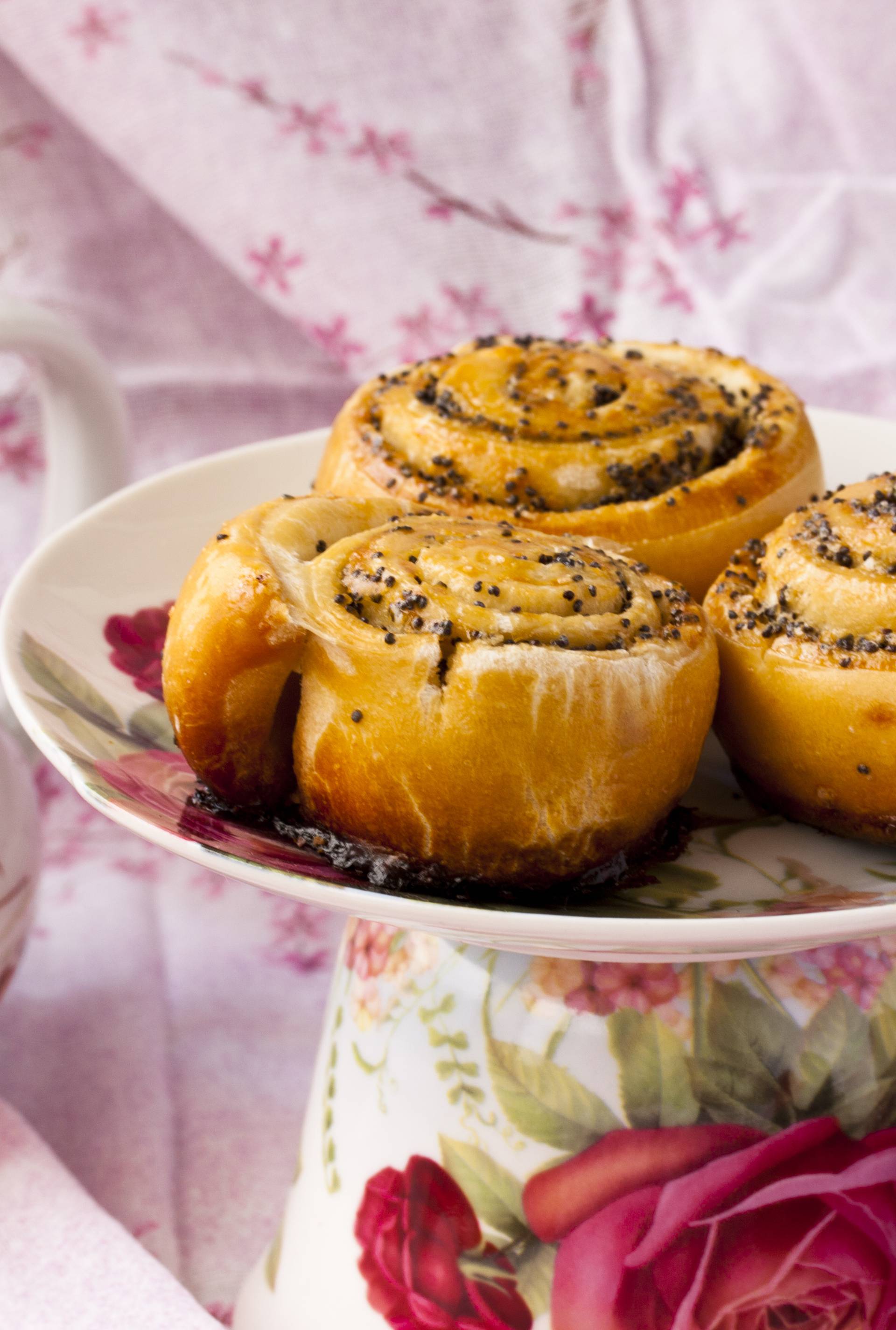 buns with poppy seeds