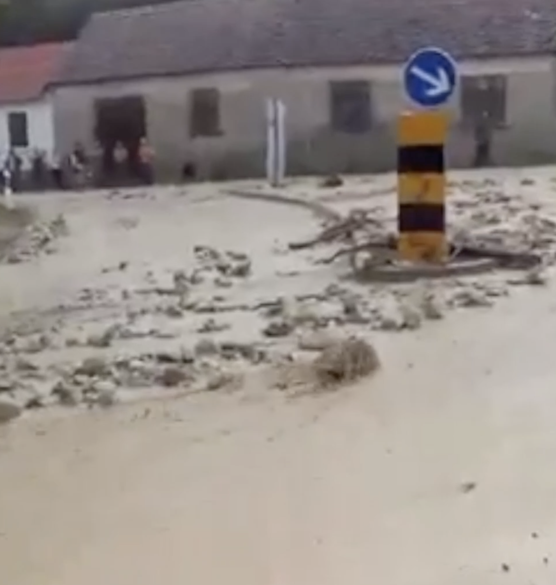 Kiša  tri puta u danu poplavila selo, ceste zatrpala kamenjem