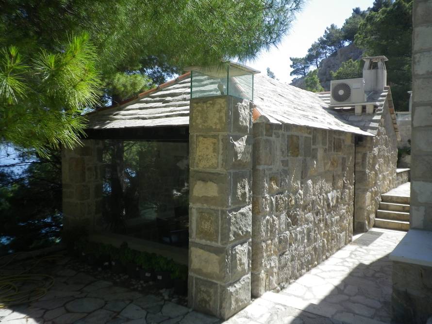 FOTO Gotovo rušenje bespravne gradnje u Vruji: Nestali jacuzzi i lukobran, ovako to sada izgleda