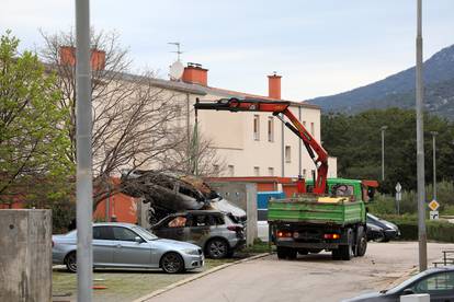 Cres: Očevid policije na mjestu gdje su zapaljena tri vozila