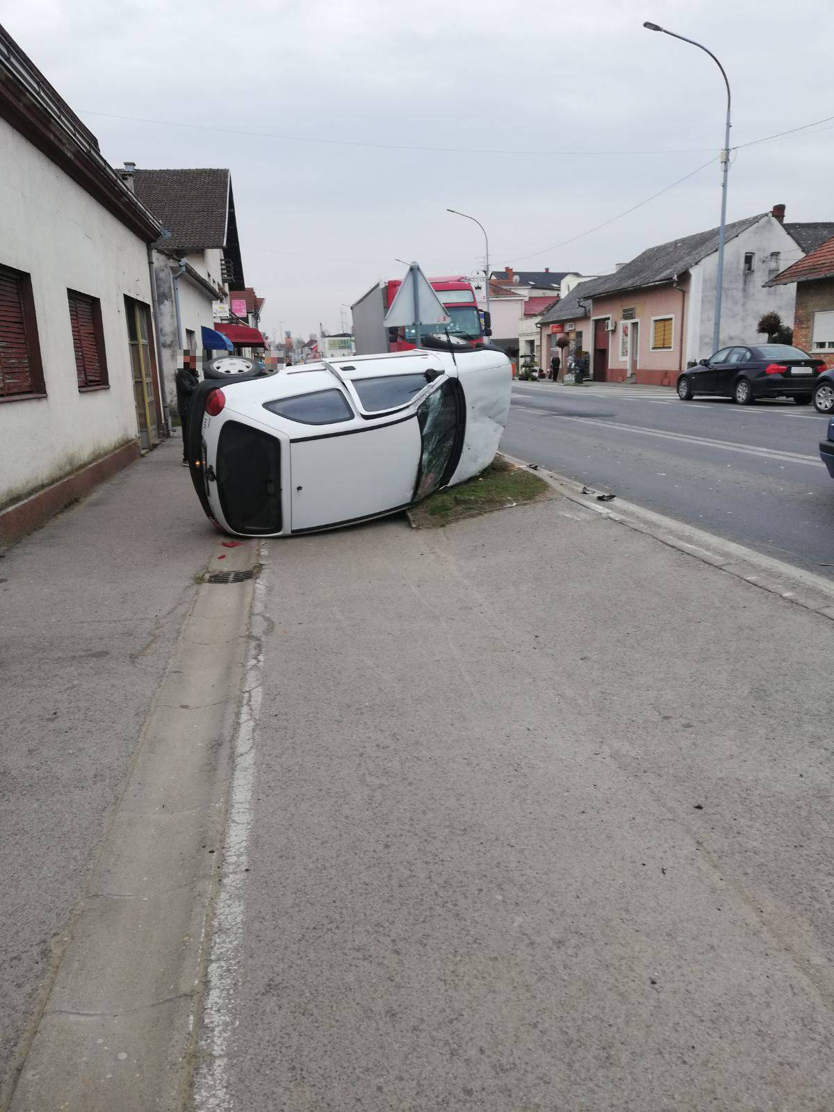 U centru Pitomače prevrnuo se auto na bok, dvoje ozlijeđenih