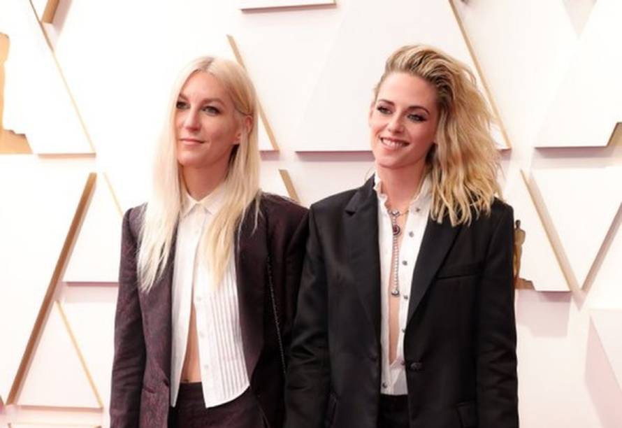 Kristen Stewart se na crvenom tepihu poljubila s djevojkom, stigle su u usklađenim odijelima