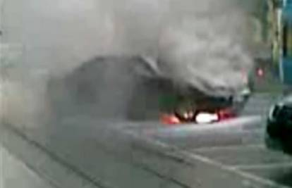 Parkirala automobil koji se zapalio i potpuno izgorio