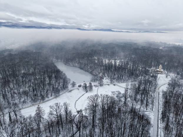 Pogled iz zraka na park Maksimir i njegova jezera tijekom zime