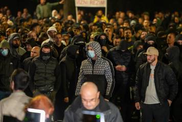 Podgorica: Stotine građana prosvjeduje ispred zgrade Vlade Crne Gore nakon ranjavanja mladića iz Podgorice u incidentu za koji su osumnjičeni državljani Turske i Azerbejdžana