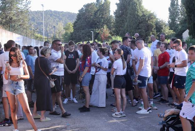 Split: Okupljanje navijača Hajduka ispred fan shopa povodom dolaska Ivana Rakitića