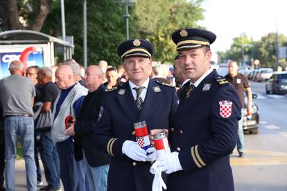 FOTO Bakljadom na šibenskom mostu odali počast poginulim braniteljima u Rujanskom ratu