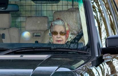 Tek joj je 95! Kraljicu Elizabetu fotografi ulovili u brzom autu