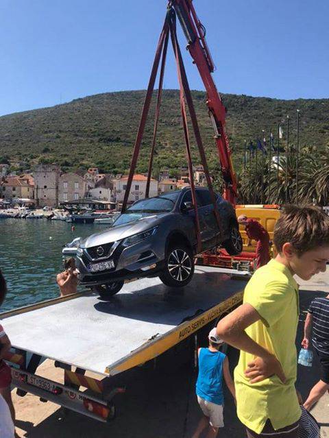 Zaboravio podići ručnu: Auto  mu je na Visu završio u moru