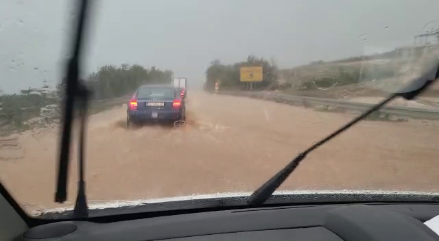 VIDEO Obilne kiše potopile Malinsku, Crikvenicu i Novi Vinodolski: 'Ceste su zatvorene'