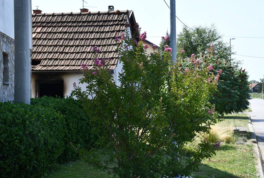 Tragedija u Sl. Brodu: U požaru kuće poginula jedva pokretna starica, sumnja se na opušak