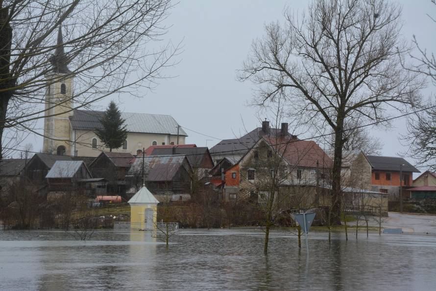U Petrinji strepe od odrona, u Kosinju po hranu idu čamcima