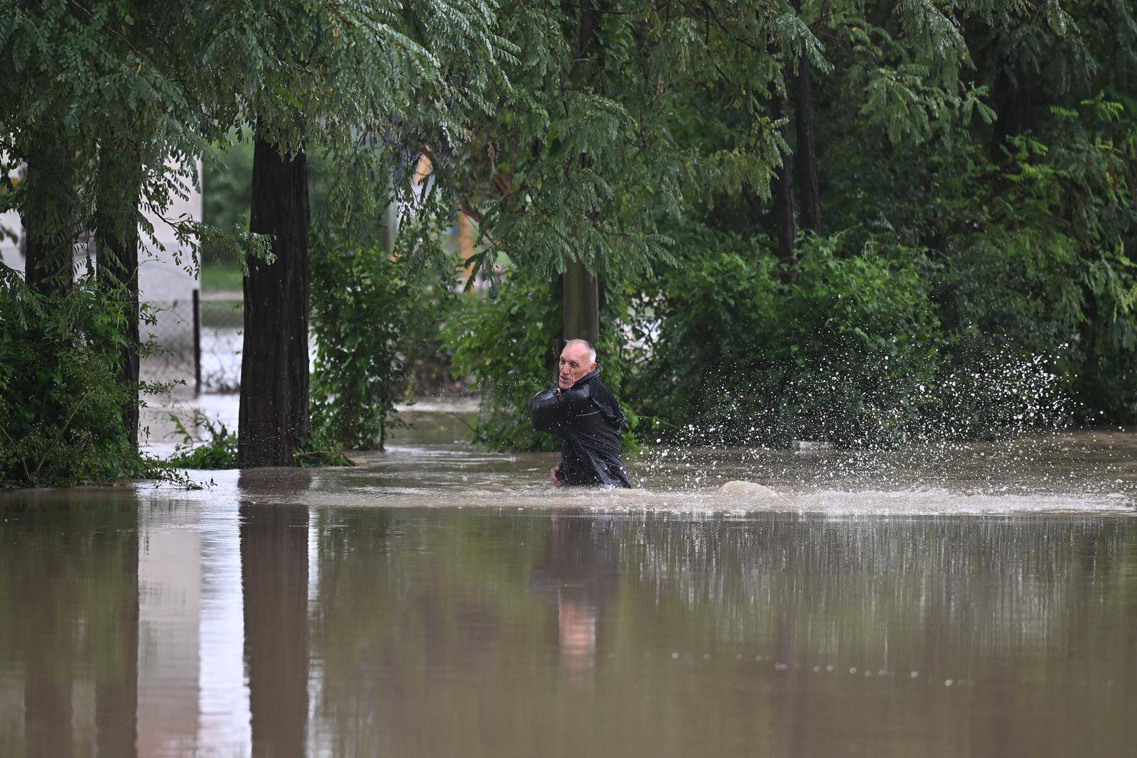 Drenje Brdovečko: Čovjek pokušava doći do obale