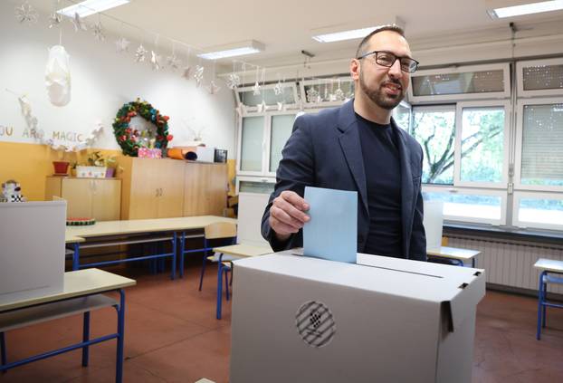 Zagreb: Kandidat za gradonačelnika Tomislav Tomašević glasovao u drugom krugu lokalnih izbora