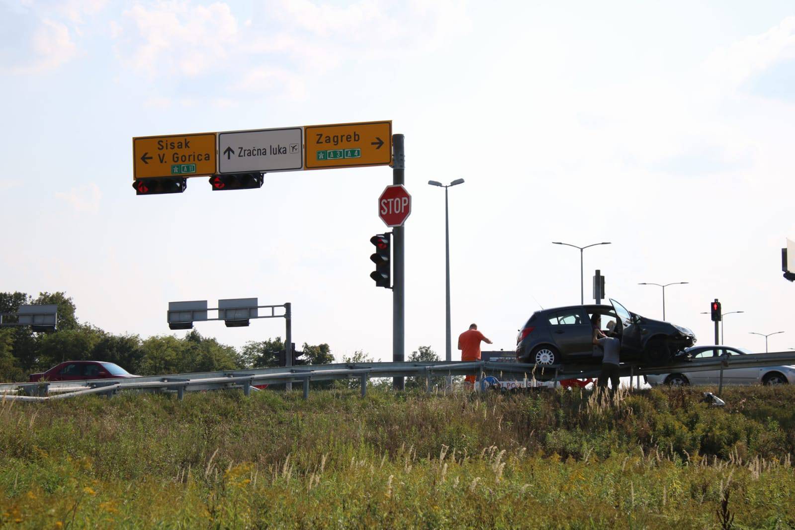 Auto završio na ogradi: Sudar na zagrebačkoj obilaznici