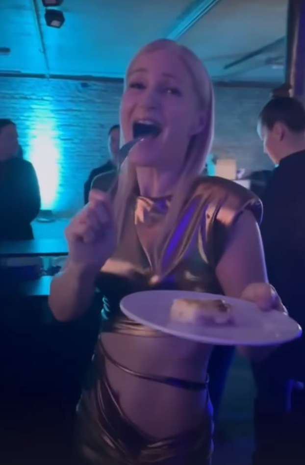 FOTO Koja linija! Uršula Tolj se brčkala u bazenu pa pokazala besprijekornu figuru u bikiniju