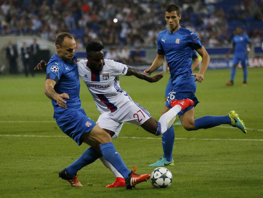 Dinamo Zagreb's Gordon Schildenfeld (L) in action with Olympique Lyon's Maxwel Cornet