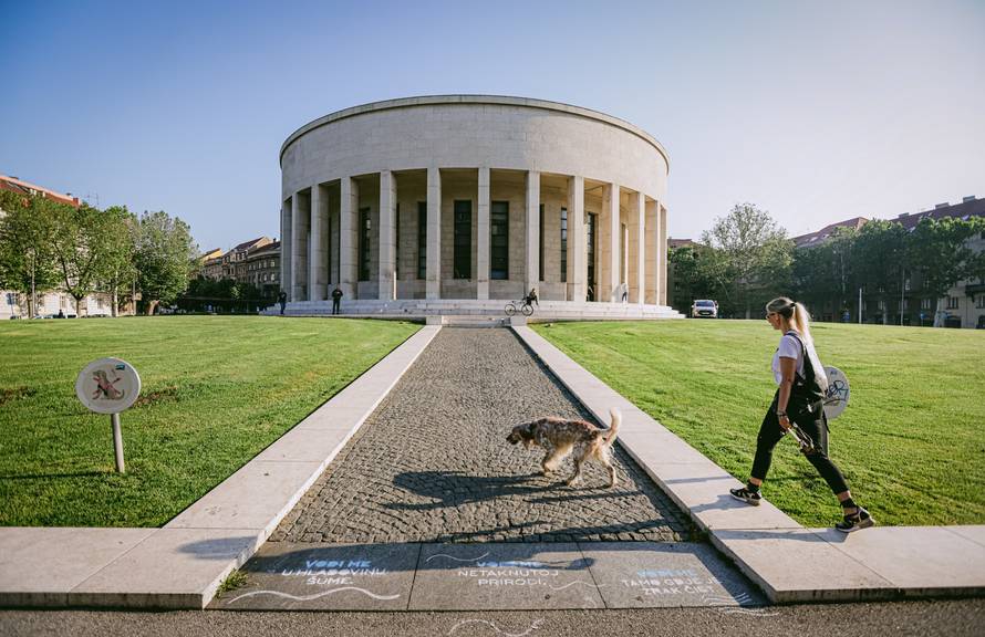 U pet hrvatskih gradova preko noći osvanuli intrigantni grafiti na pločniku i mega baloni