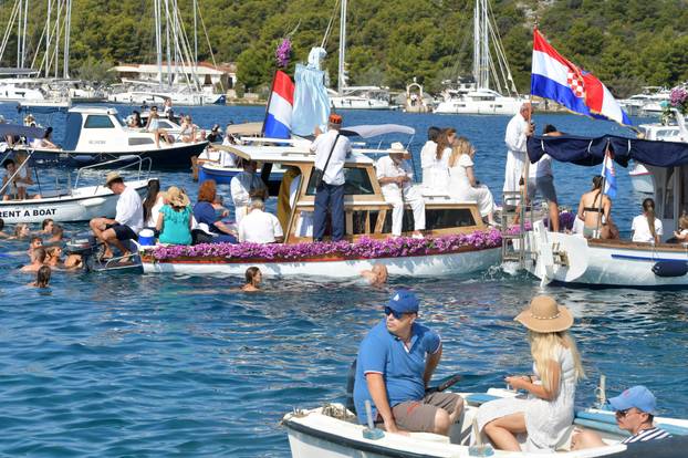 Rogoznica: Ispra?aj Gospe od Kapelice