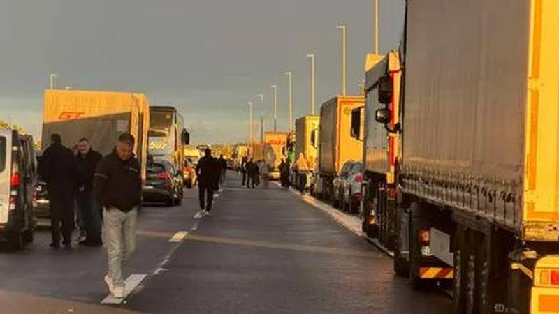 FOTO 'Ovo nema smisla. Stojimo na autocesti A3 satima. Nekima ponestaje vode, a i hrane...'