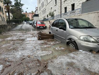 GALERIJA  Tuča, pljusak i pravi potop u Splitu. Paralizirane su ceste, s kišobranima unutar Fine