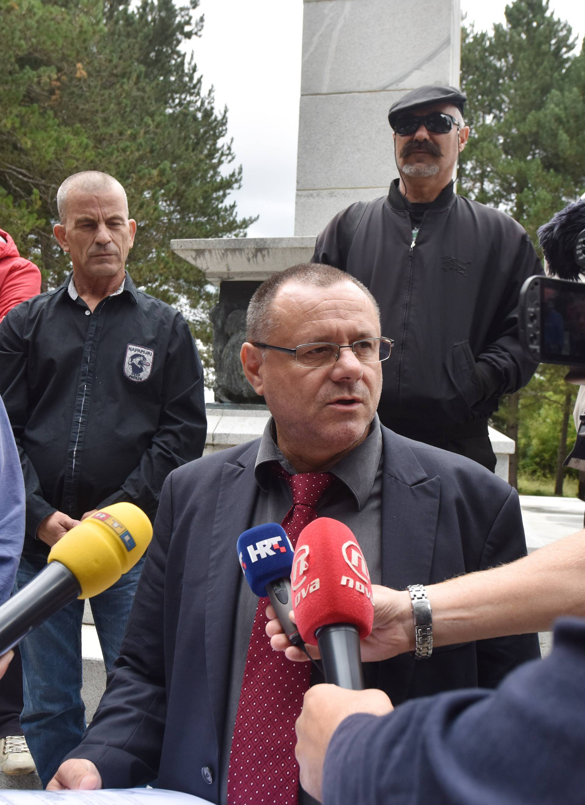 Održao konferenciju: Keleminec traži rušenje spomenika u Srbu