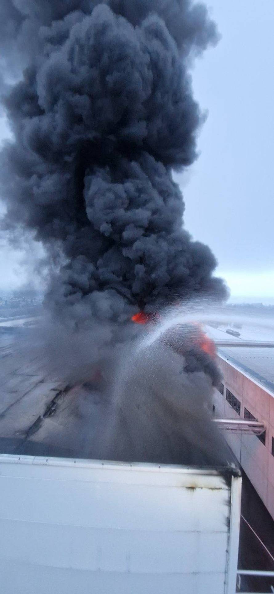 Pogledajte slike borbe s vatrom u ogulinskoj tvornici. Spriječili katastrofu, ali šteta je velika