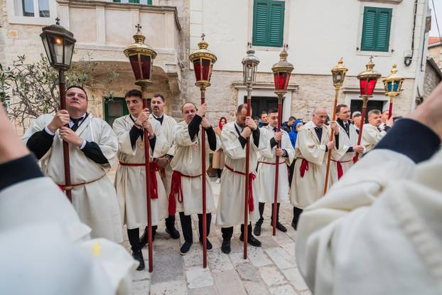 Završena procesija Za križen na Jelsi 