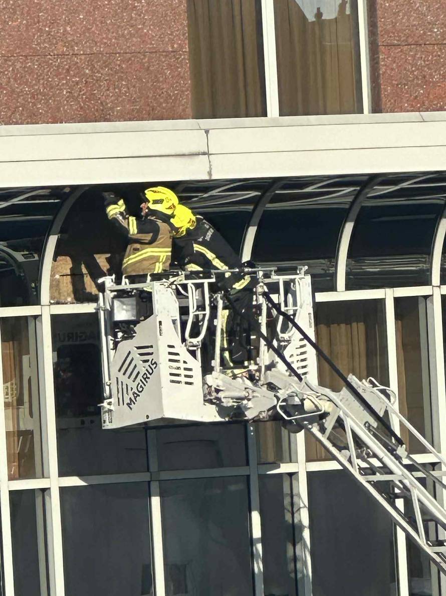 Palo staklo sa zgrade hotela u Zagrebu, umalo pogodilo ženu u glavu: 'Imala sam puno sreće!'